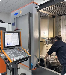 Découpe de matériaux en feuilles grand format par fraiseuse CNC haute vitesse, avec précision et une excellente qualité de bord.