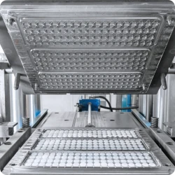 Composants industriels en caoutchouc résistant et durable, illustrant les avantages du moulage par compression.