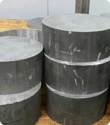 Sélection de matériaux usinés par commande numérique, notamment les plastiques techniques, les composites de bois et les métaux non ferreux.
