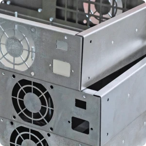 Laserschneidmaschine zur Bearbeitung eines Metallblechs gemäß Standarddickenvorgaben.