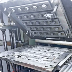 Conception CAO détaillée d'un moule à compression mettant en évidence la géométrie, la ventilation et les canaux d'écoulement du matériau.