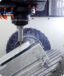 Husillo de máquina CNC de 3 ejes fresando un bloque sólido de aluminio para crear una pieza industrial de alta precisión.