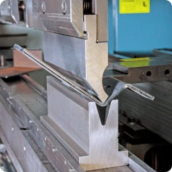 Industrielles Stanzverfahren mit einer Stanzpresse zur Erzeugung der anfänglichen flachen Form für Blechteile