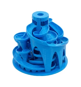 Ein FDM-3D-Drucker extrudiert weißes thermoplastisches Filament, um Schicht für Schicht ein detailliertes Industrieteil aufzubauen.