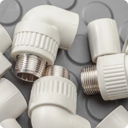 Vue détaillée d'inserts métalliques durables à l'intérieur d'une pièce en plastique moulée afin de minimiser l'usure du filetage.