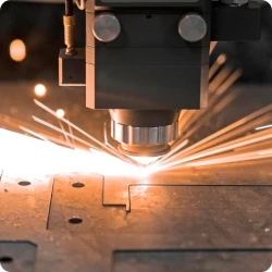 Flache Verbundplattenteile mit kundenspezifischen Formen, die durch CNC-Blechschneideverfahren hergestellt wurden