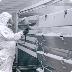 Elektrostatisches Pulverbeschichtungsverfahren zum Aufbringen einer gleichmäßigen, trockenen Polymerschicht auf ein geerdetes Metallteil.