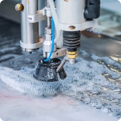 Vergleich von Laserschneiden mit schmalem Schnittspalt und wärmefreiem Wasserstrahlschneiden an industriellen Materialplatten