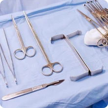 Komplexe, 3D-gefräste medizinische Implantate und chirurgische Instrumente demonstrieren hochpräzise Anwendungen im Gesundheitswesen.