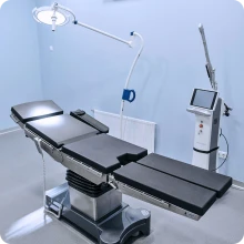 Auswahl von medizinisch zugelassenen Werkstoffen, darunter Titan, PEEK und Edelstahl 316L für biokompatible Teile