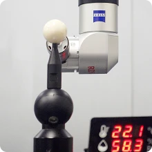 Qualitätskontrollierte CNC-Bearbeitungsumgebung für die Medizintechnik, die ISO-Konformität und die Fertigung von Teilen mit hohen Toleranzen gewährleistet.