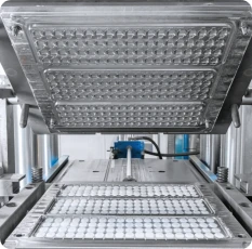 Hochfestes Verbundbauteil, hergestellt durch industrielles Formpressen für Anwendungen mit hoher Beanspruchung.