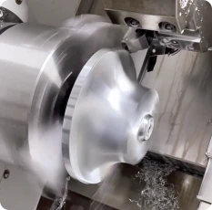 Operación de torneado CNC que hace girar una pieza de trabajo para lograr una simetría cilíndrica de alta tolerancia.