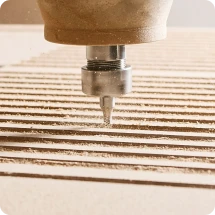 Detaillierter Laserschnitt aus Holz, der filigrane Muster und präzise Konturen auf einer natürlichen Sperrholzplatte zeigt.