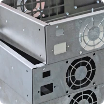 Präzisionsgebogene Aluminiumblechteile demonstrieren professionelle Blechumformung und ISO-zertifizierte Dienstleistungen