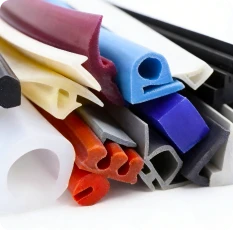 Une variété de profilés d'extrusion plastique sur mesure présentant différentes formes, couleurs et matières.