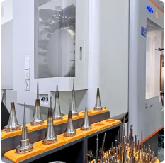 Línea de producción CNC automatizada capaz de fabricar grandes volúmenes de piezas idénticas.