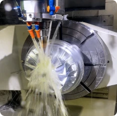 Proceso de fresado CNC multieje que muestra la creación de geometrías complejas en un componente metálico personalizado.