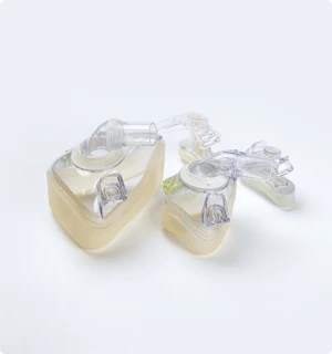 Peça impressa em 3D por SLA com acabamento superficial liso e geometrias internas complexas para referência de diretrizes de projeto.
