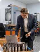 Portrait du client Ethan Carter mettant en évidence la rapidité de livraison et la haute qualité de la fabrication des pièces