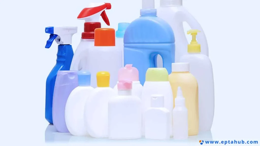 Uma variedade de garrafas e recipientes plásticos domésticos coloridos, como galões de detergente e frascos de spray, que são aplicações comuns na fabricação de plástico de polietileno de alta densidade (PEAD).