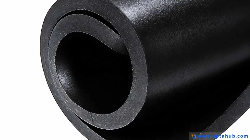 Primer plano de una lámina gruesa y enrollada de caucho termoplástico (TPR) negro, que demuestra la flexibilidad del material y su forma habitual como materia prima para la fabricación de componentes industriales.