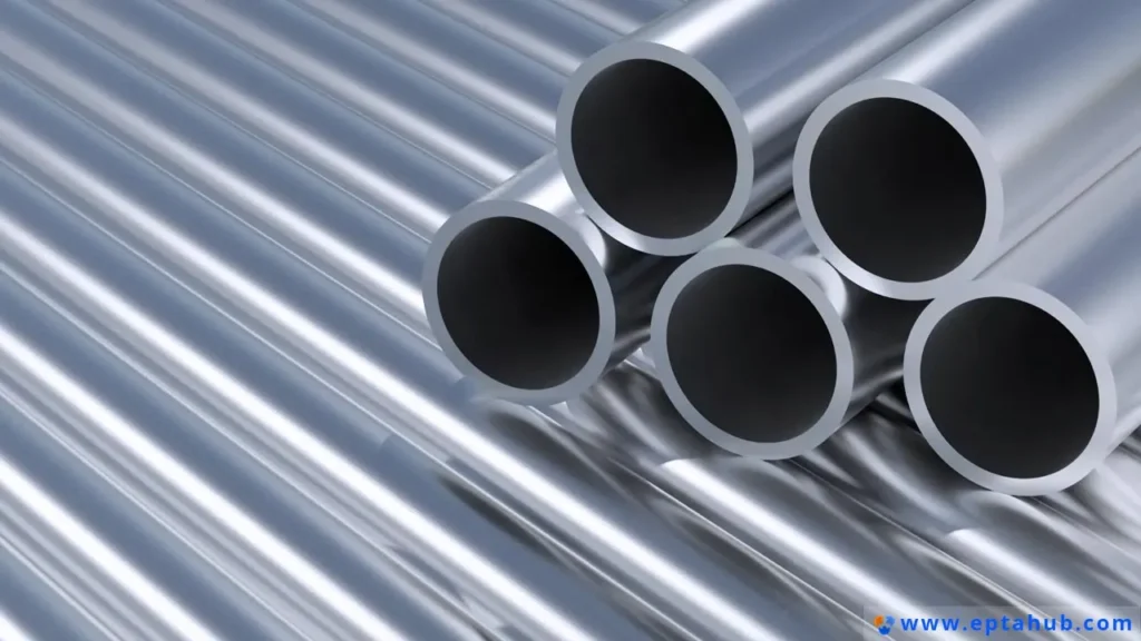 Gros plan sur des tubes en aluminium ou en acier sans soudure de haute qualité, représentant les matières premières dont les propriétés de contrainte-déformation sont essentielles pour la fabrication de précision dans des entreprises comme Rapmaf et sont déterminées par des essais de traction.