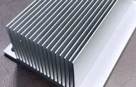 A high-quality, custom-machined extruded aluminum heat sink, showcasing the precision fins and flat base essential for effective thermal management, manufactured by EPTAHUB.