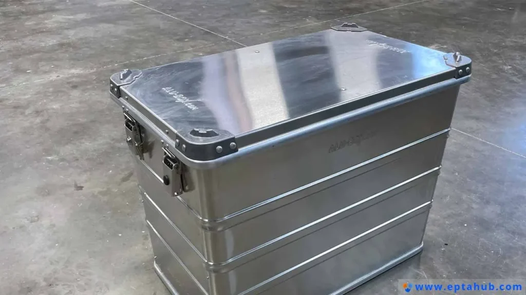 Uma caixa de transporte de alumínio resistente e de alta qualidade, que demonstra a excelente relação resistência/peso do material, durabilidade e resistência à corrosão para uso industrial e em expedições.